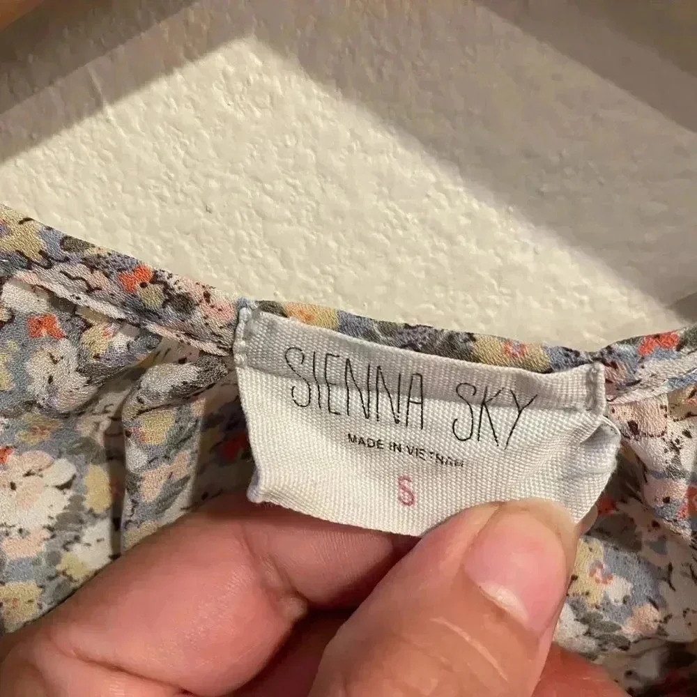 Sienna Sky floral blouse size Small - Picture 4 of 4